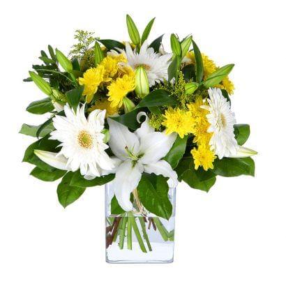 Buquê de flores branco e amarelo composto por gerberas brancas, margaridas amarelas e lilium branco